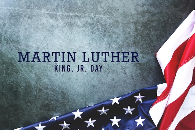 Martin luther king day jubiläum - amerikanische flagge auf abstraktem hintergrund