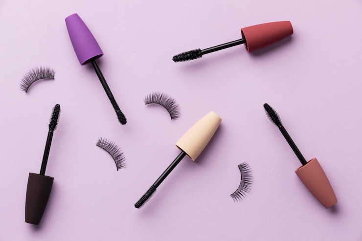 Kostenlose Foto mascara und falsche wimpern draufsicht