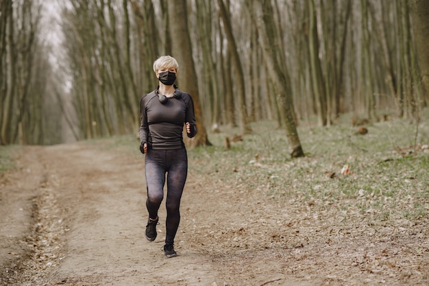 Kostenloses Foto maskiertes frauentraining während des coronavirus