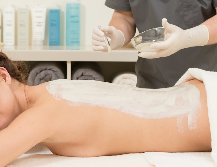 Kostenlose Foto massage auf eine frau im spa-salon
