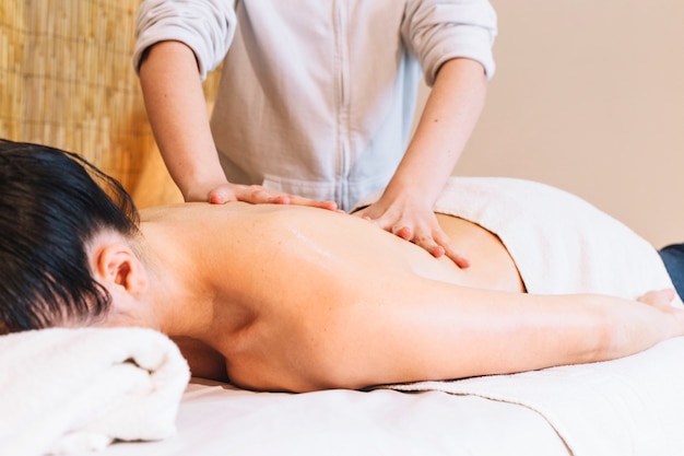 Massagekonzept mit entspannter Frau