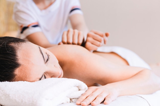 Massagekonzept mit entspannter Frau