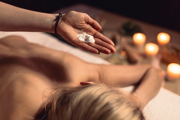 Massagekonzept mit naher hoher Frau