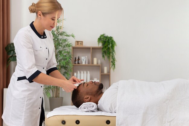Masseur kümmert sich um ihren Kunden