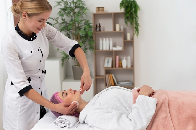 Kostenloses Foto masseur kümmert sich um ihren kunden