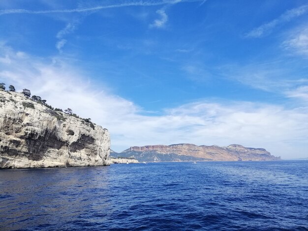 Massif des Calanques, umgeben vom Meer unter blauem Himmel und Sonnenlicht in Frankreich