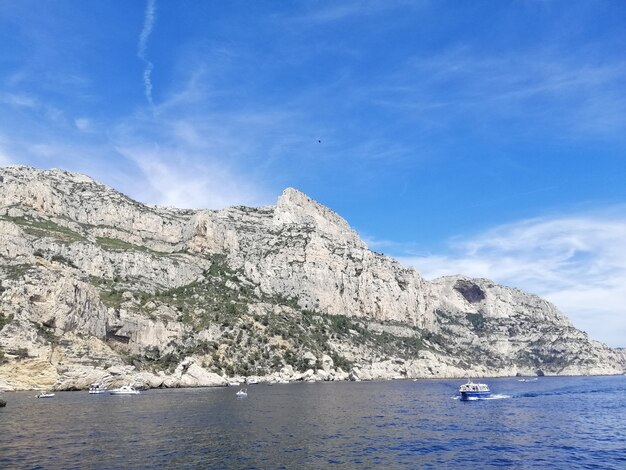 Massif des Calanques, umgeben vom Meer unter blauem Himmel und Sonnenlicht in Frankreich