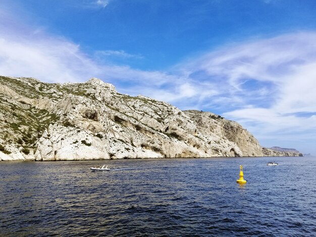 Massif des Calanques, umgeben vom Meer unter blauem Himmel und Sonnenlicht in Marseille in Frankreich