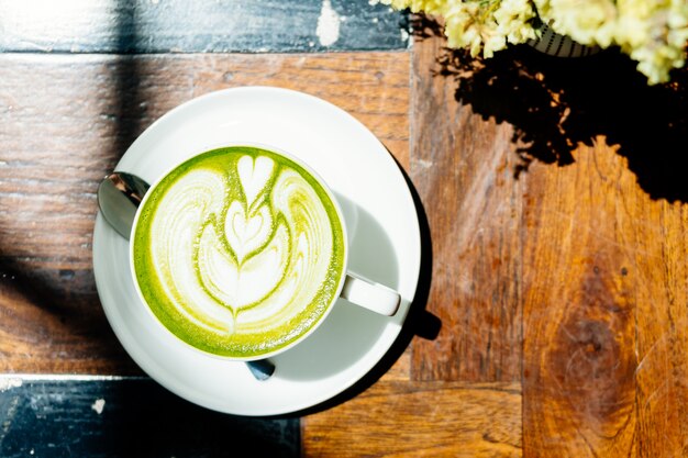 Matcha Latte des grünen Tees in der weißen Schale