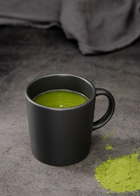 Matcha-Tee in der Tasse mit Pulver