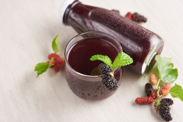 Kostenloses Foto maulbeersaft mit beeren