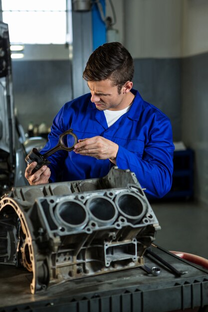 Mechaniker arbeiten am Motor