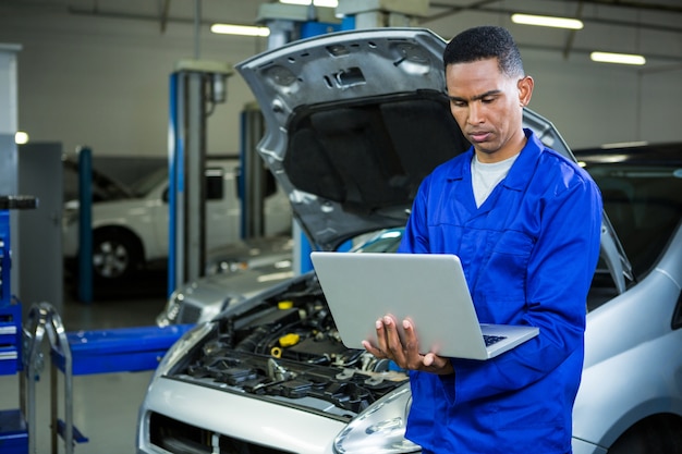 Mechaniker arbeiten auf dem Laptop