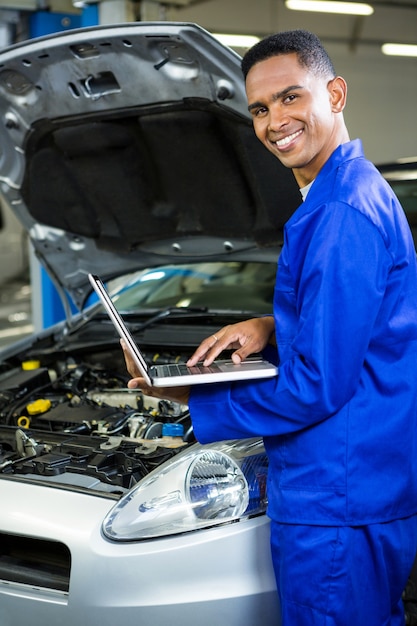 Mechaniker arbeiten auf dem Laptop