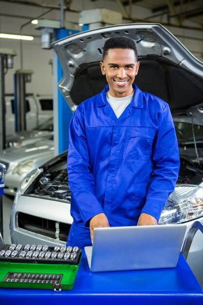 Mechaniker arbeiten auf dem Laptop