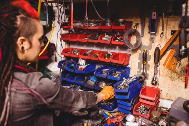 Mechaniker arbeiten in der Werkstatt