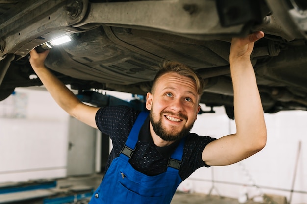 Mechaniker, der Arbeit genießt