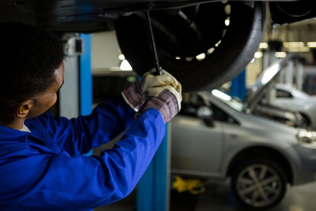 Mechaniker, der ein Autoreifen Festsetzung