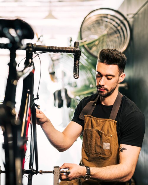 Mechaniker, der ein Fahrrad repariert