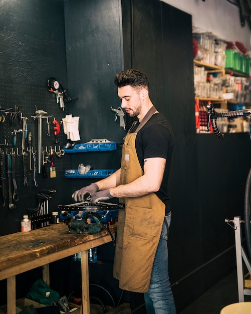 Mechaniker, der ein Fahrrad repariert