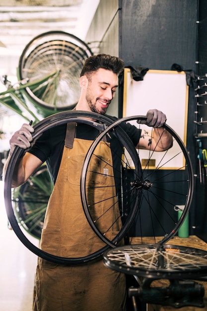 Mechaniker, der ein fahrrad repariert