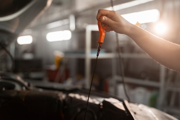 Mechaniker, der in der Werkstatt an einem Auto arbeitet