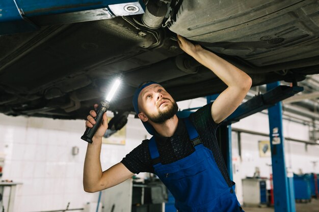 Mechaniker, die Autoübertragung kontrollieren