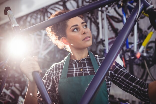 Mechaniker hält ein Fahrrad