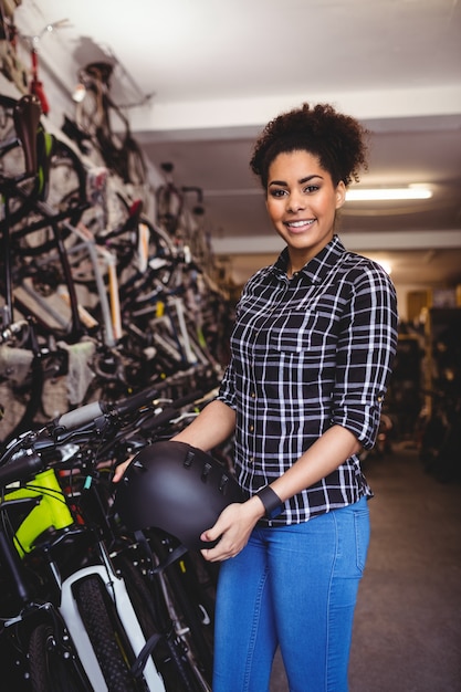 Mechaniker hält einen Fahrradhelm