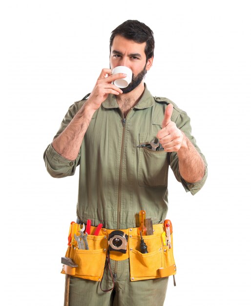 Mechaniker halten eine Tasse Kaffee