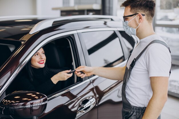 Mechaniker mit Kunden in der Autowerkstatt