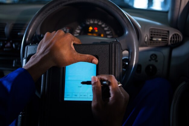 Mechaniker mit Touchscreen-Gerät