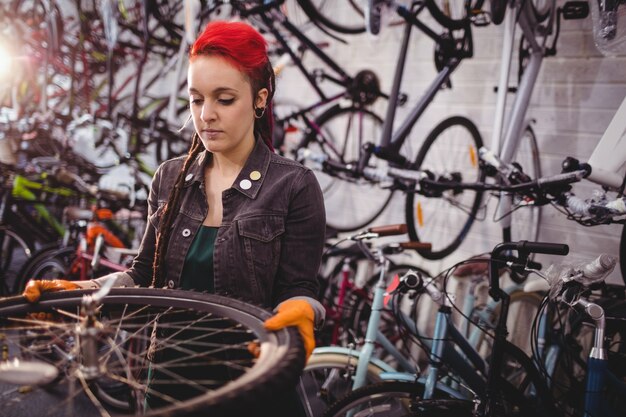 Mechaniker Prüfung eines Fahrrad-Rad