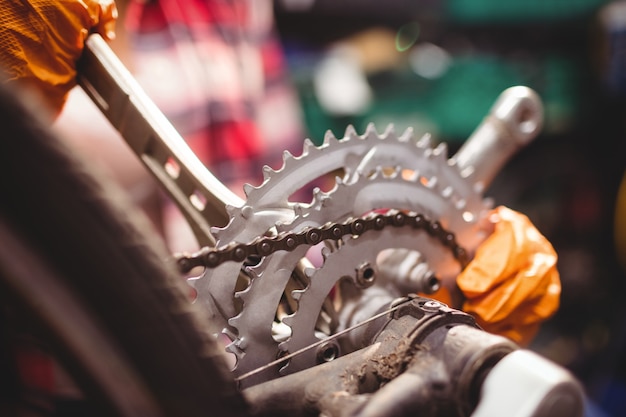 Mechaniker Reparatur eines Fahrrads