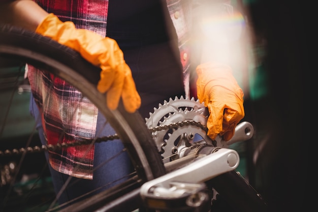 Mechaniker Reparatur eines Fahrrads