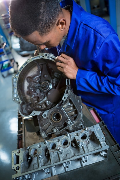 Mechaniker Reparatur Motorteil