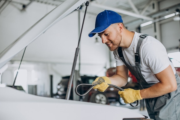 Mechaniker reparieren Auto an der Autowerkstatt