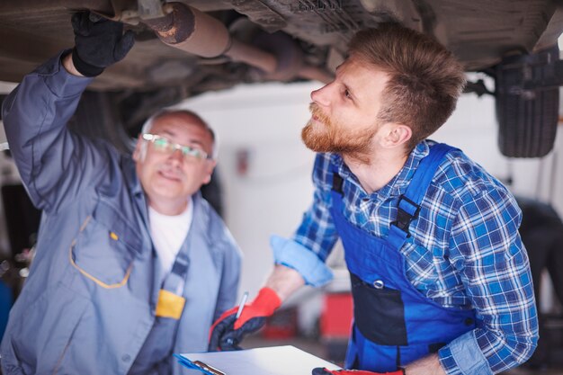 Mechaniker reparieren ein Auto in der Werkstatt