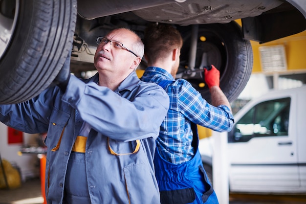 Mechaniker reparieren ein Auto in der Werkstatt