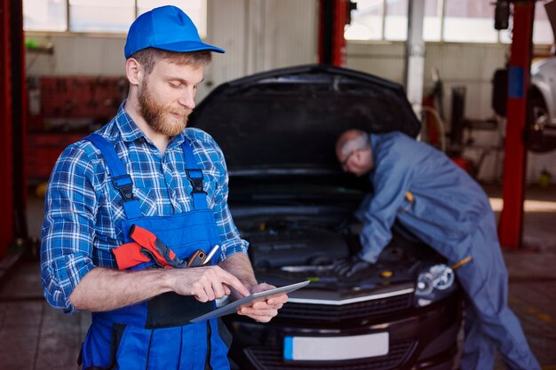 Mechaniker reparieren ein Auto in der Werkstatt