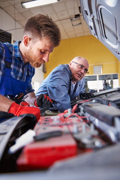 Mechaniker reparieren ein Auto in der Werkstatt
