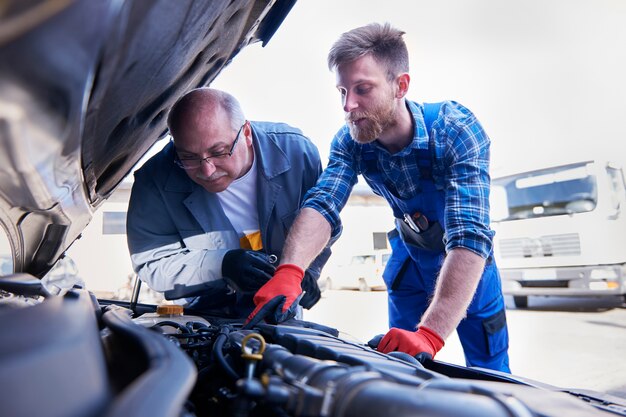 Mechaniker reparieren ein Auto in der Werkstatt