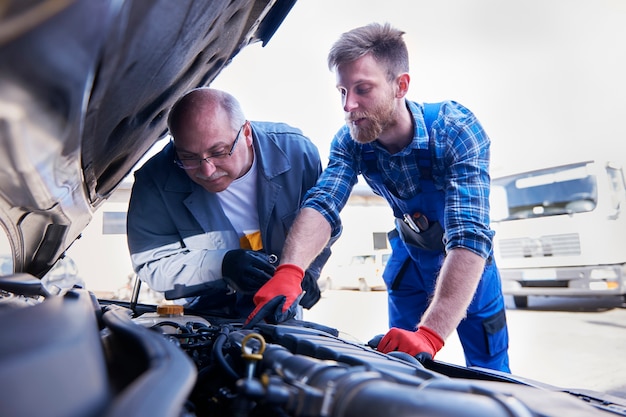 Mechaniker reparieren ein Auto in der Werkstatt