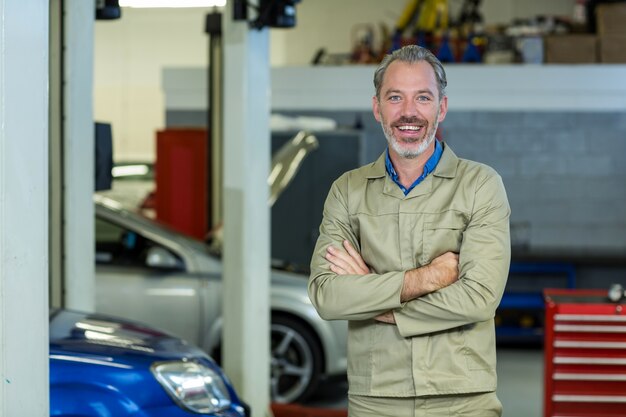 Mechaniker stehend mit gekreuzten Armen