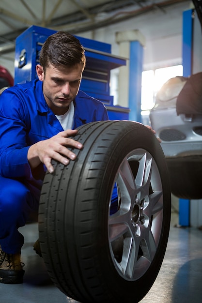 Mechaniker untersuchen Reifen