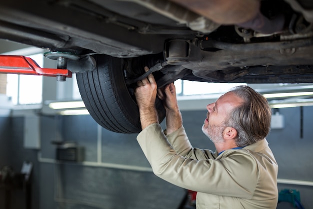 Mechaniker Wartung ein Auto