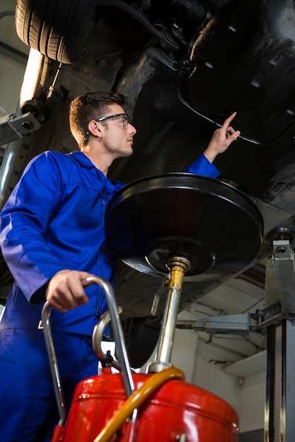 Mechaniker Wartung ein Auto