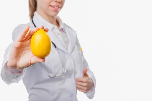 Medic mit Zitrone gestikulieren Daumen nach oben