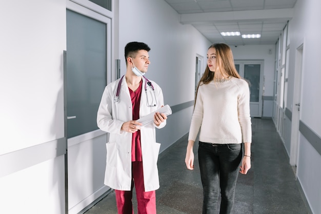 Medic und Patient in der Halle