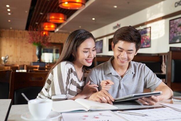 Mediu schoss von den asiatischen Paaren, die Datum im coffeeshop haben